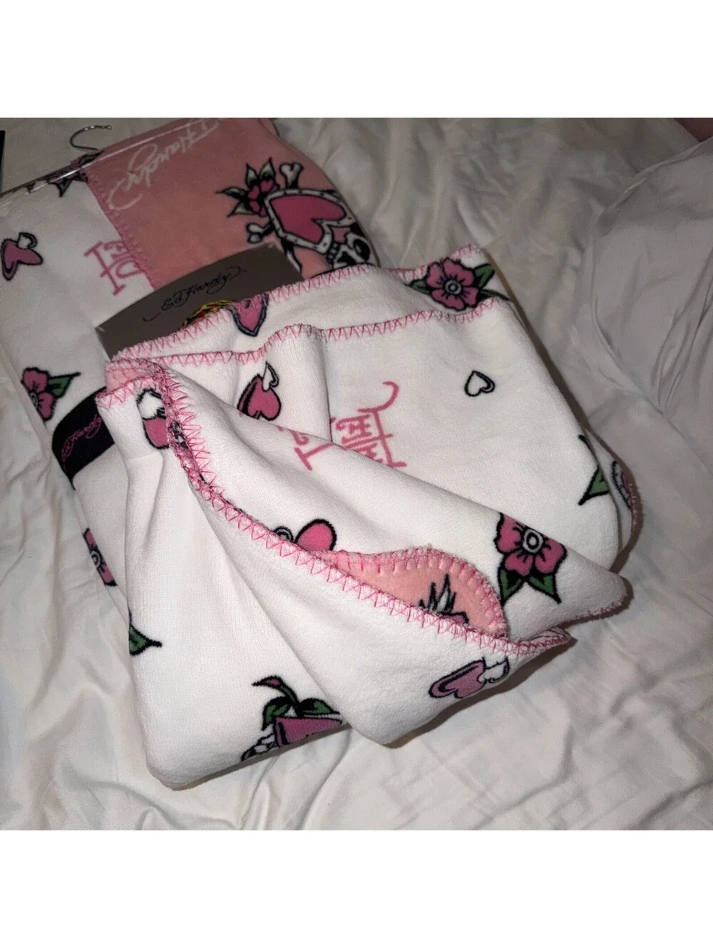 Ed Hardy Reversible Plush Throw Blanket Pink hearts skull 60 x 70 in Polyester